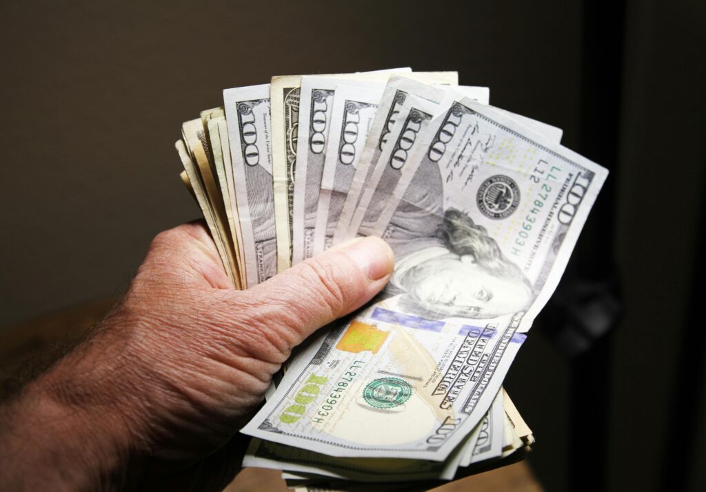 10 Smart Ways to Save Money Every Month – Without Sacrificing Your Lifestyle
