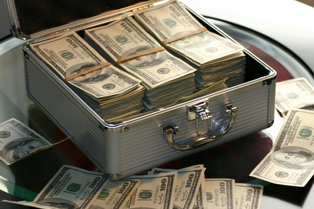 10 Smart Ways to Save Money Every Month – Without Sacrificing Your Lifestyle